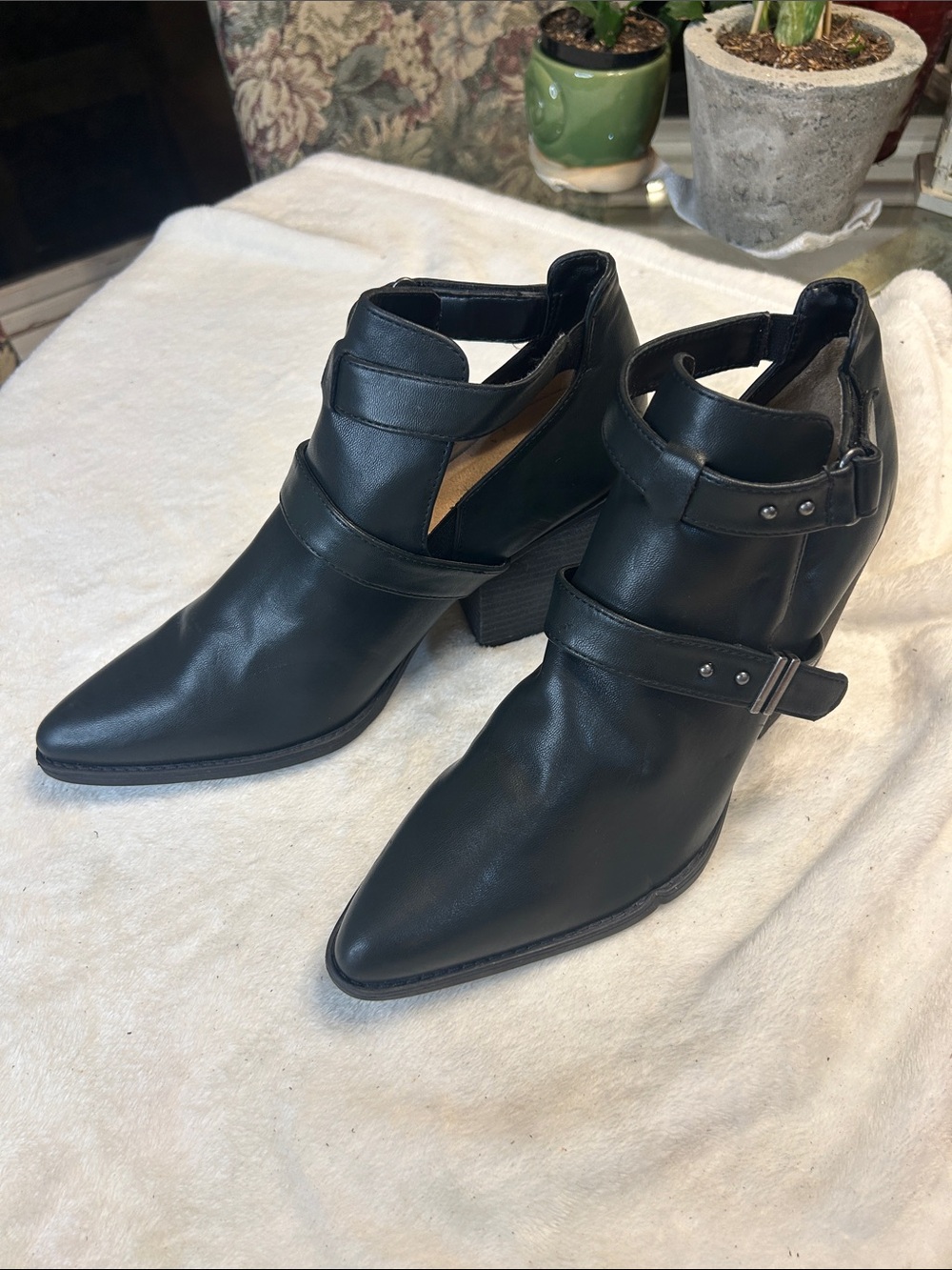 SOUL Naturalizer Black Pointed Toe Cutout Ankle Boots